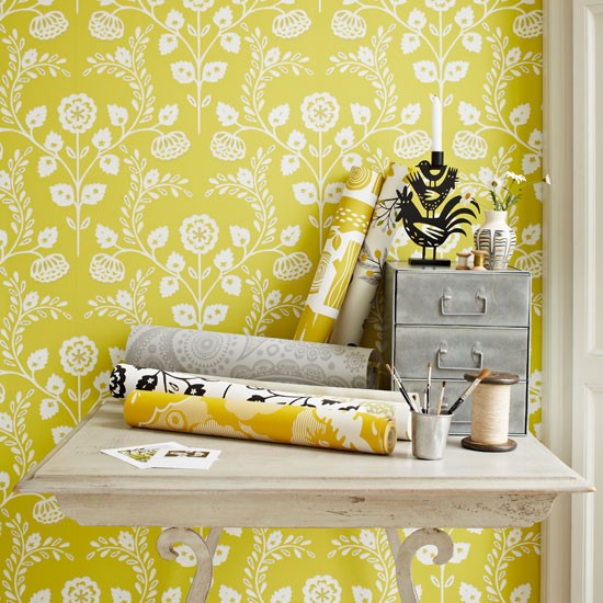 Yellow-flowery-wallpaper--Country-Homes-and-Interiors--Housetohome.co.uk