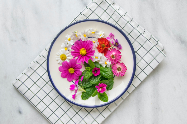 How to Get Creases Out of a PVC Tablecloth